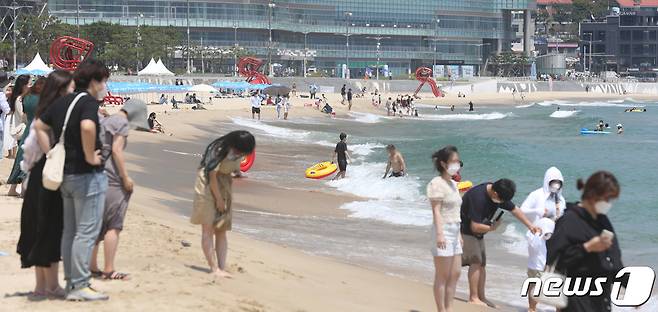 부산 해운대해수욕장을 찾은 관광객들이 물놀이를 즐기고 있다. 2021.7.1/뉴스1 © News1 여주연 기자