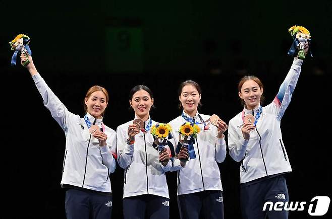여자 펜싱 사브르대표팀은 31일 단체전에서 이탈리아에 45-42로 이기고 동메달을 거머쥐었다. © AFP=뉴스1