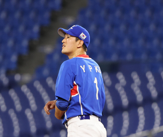 도쿄 올림픽 야구 대표팀 투수 고영표가 31일 요코하마 스타디움에서 열린 미국 전에서 홈런을 맞고 고개를 숙이고 있다.  요코하마 | 연합뉴스