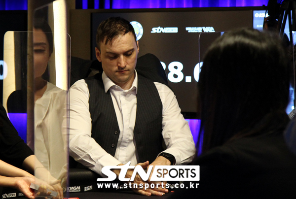 31일 부산광역시 사상구에 위치한 홀덤 스타디움에서 열린 '홀덤은 스포츠다(총상금 1억원)' 예선 1조 경기에 출전한 1세대 프로게이머 기욤 패트리. 사진(부산)｜STN스포츠