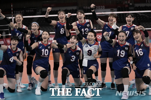 여자 배구 대표팀이 A조 4차전 일본과 경기에서 풀세트 접전 끝에 세트스코어 3대2로 승리하며 8강 진출을 확정지었다. /도쿄=AP·뉴시스