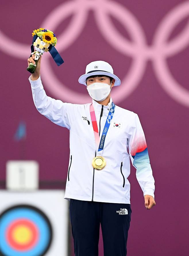 한국 선수 최초로 양궁 3관왕이 된 안산이 30일 일본 도쿄 유메노시마공원 양궁장에서 열린 2020 도쿄올림픽 여자 개인전 시상식에서 금메달을 목에 건 뒤 꽃다발을 흔들며 기뻐하고 있다. /올림픽사진공동취재단