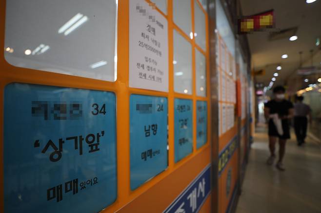 30일 오후 서울 송파구의 한 아파트 상가 부동산 중개업소에 매매 시세표만 붙어 있다. 2021. 7. 30 / 장련성 기자