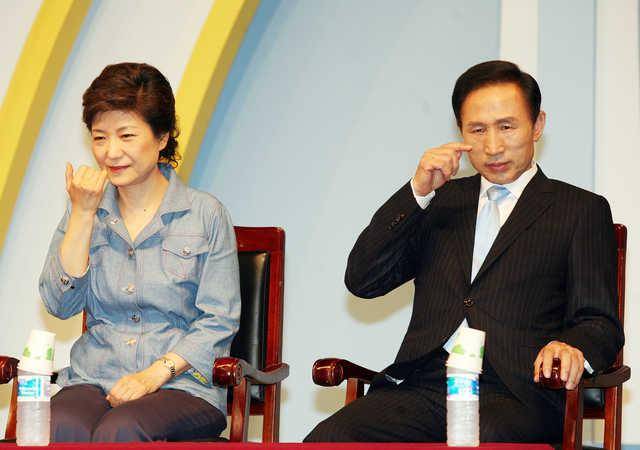 2007년 한나라당 경선. 이명박 ,박근혜 후보가 8월 8일 대전 충무체육관에서 열린 한나라당 대통령후보 합동연설회에서 연설 순서를 기다리는 동안 동시에 얼굴을 만지고 있다. 한국일보 자료사진