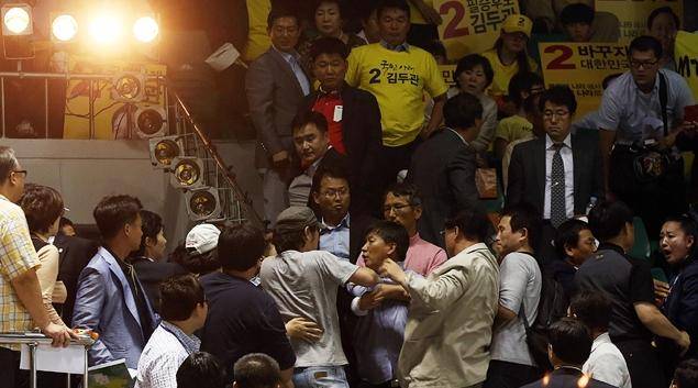 2012년 민주통합당 18대 대통령 후보자 선출을 위한 대전ㆍ세종ㆍ충남 순회 경선이 열린 9월 9일 대전 충무체육관에서 이해찬 대표가 인사말을 하던 중 한 후보의 지지자들과 진행 요원들이 몸싸움을 벌이고 있다. 이날 이 대표의 인사말 때 지지자들이 행사장을 난입하거나 계란과 물통 등을 던지는 등의 소동이 벌어졌다. 대전=연합뉴스
