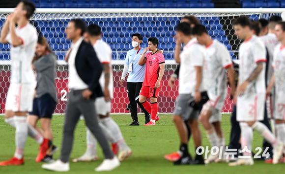 한국 이동경이 31일 오후 일본 요코하마 국제 종합경기장에서 진행된 '2020 도쿄올림픽' 남자축구 8강전 대한민국과 멕시코의 경기에서 3-6으로 패배한 후 눈물을 흘리고 있다.