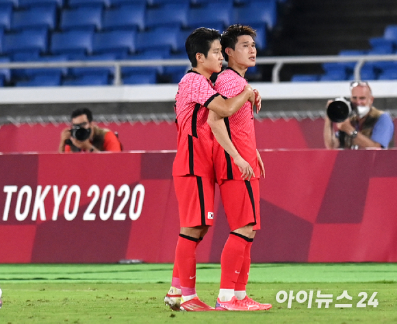 한국 이강인이 31일 오후 일본 요코하마 국제 종합경기장에서 진행된 '2020 도쿄올림픽' 남자축구 8강전 대한민국과 멕시코의 경기에서 3-6으로 패배한 후 이동경을 다독이고 있다.