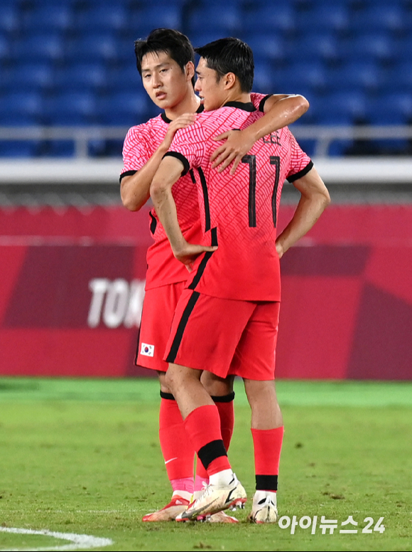 한국 이강인이 31일 오후 일본 요코하마 국제 종합경기장에서 진행된 '2020 도쿄올림픽' 남자축구 8강전 대한민국과 멕시코의 경기에서 3-6으로 패배한 후 이동준을 다독이고 있다.