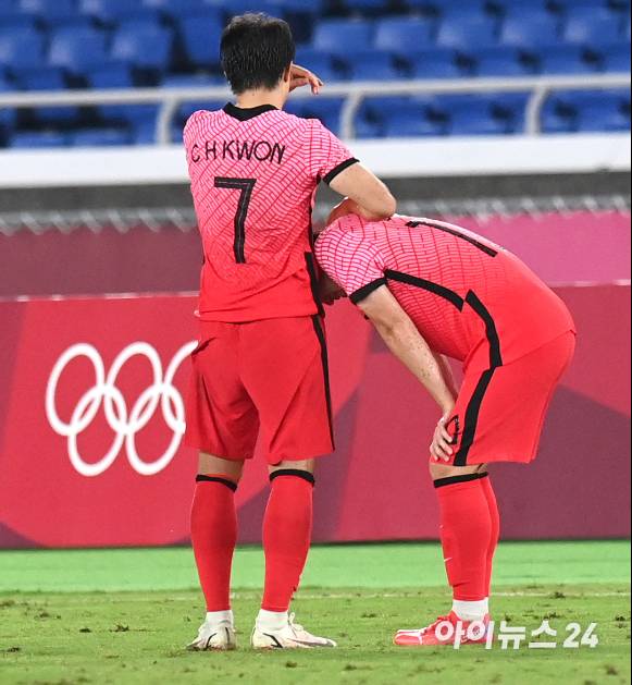 한국 권창훈이 31일 오후 일본 요코하마 국제 종합경기장에서 진행된 '2020 도쿄올림픽' 남자축구 8강전 대한민국과 멕시코의 경기에서 3-6으로 패배한 후 이동경을 격려하고 있다.