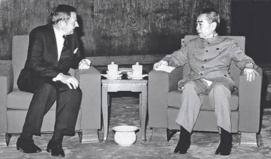 중국 총리 저우언라이는 닉슨 대통령 중국 방문에 동행한 뉴욕주 지사 넬슨 록펠러에게 조부와 부친의 중국 지원에 대한 고마움을 표했다. 1972년 2월 말, 중난하이. [사진 김명호]