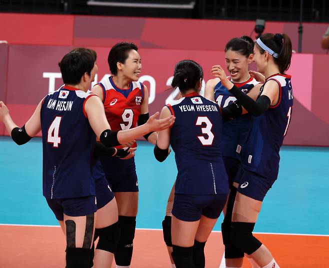 여자배구 선수들이 31일 저녁 일본 도쿄 아리아케 아레나에서 열린 2020 도쿄올림픽 여자 배구 에이(A)조 4차전 일본과의 경기에서 공격을 성공한 뒤 환호하고 있다. | 도쿄=올림픽사진공동취재단