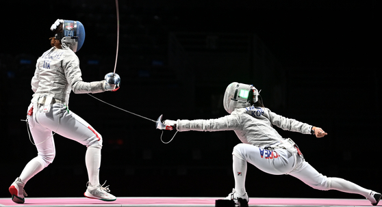 Kim Ji-yeon attacks Irene Vecchi of Italy in the women's team sabre bronze medal match on Saturday at the Makuhari Messe Hall in Chiba, Japan. [JOINT PRESS CORPS]