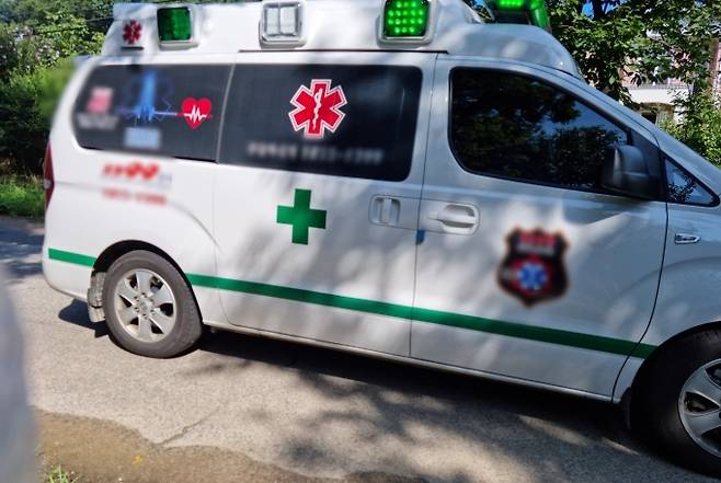 코로나19에 감염된 기자를 이송하기 위해 집 앞에 구급차가 왔다. / 사진=한전진 기자