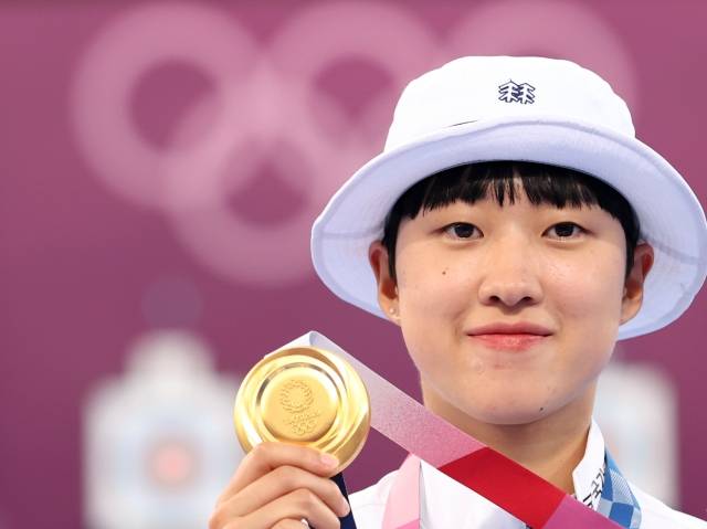 양궁 3관왕을 차지한 안산이 30일 일본 유메노시마 공원 양궁장에서 열린 도쿄올림픽 양궁 여자 개인전 시상식을 마친 뒤 금메달을 들어 보이고 있다. 연합뉴스