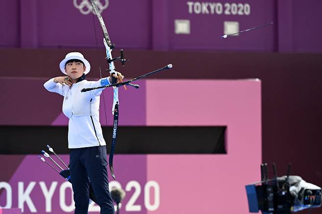 안산이 30일 일본 도쿄의 유메노시마공원 양궁장에서 열린 2020 도쿄올림픽 양궁 여자 개인 결승에서 과녁을 향해 활시위를 당기고 있다. 안산은 혼성단체전, 여자단체전에 이어 개인에서도 금메달을 차지하며 사상 첫 올림픽 여자 양궁 3관왕이 됐다. [한주형 기자]