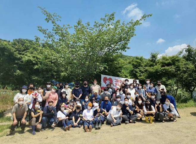 시민 봉사자들, 계양산 시민보호소 1주년을 기념해 찍은 사진./사진=롯데목장 개살리기 시민모임(인스타그램 @lotte250dogs)