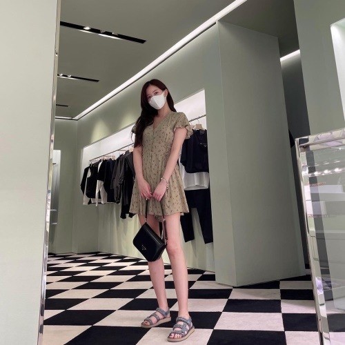 On the 31st, Im Soo-hyang posted a photo on his personal instagram with an article entitled Day Tou Day Tou. In the photo, Im Soo-hyang visits the clothing store and takes a picture.The netizens who watched this commented, Its just beautiful, It looks good in a mini dress, and I want to do a day with my sister.On the other hand, Im Soo-hyang, who made his debut in the 2009 movie Fourth Class Mysteries, appeared in the MBC Drama When I Was Most Beautiful last October.