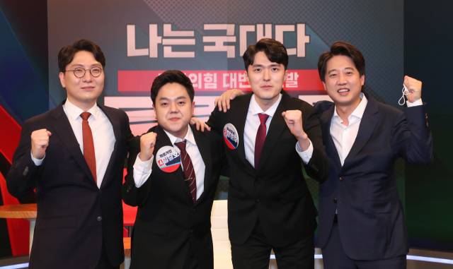 ▲5일 서울 중구 TV조선에서 열린 국민의힘 대변인 선발을 위한 토론 배틀 '나는 국대다(국민의힘 대변인이다)' 에서 이준석 대표(오른쪽 부터)가 2위 양준우, 1위 임승호 대변인, 4위 신인규 상근부대변인과 기념촬영을 하고 있다. ⓒ연합뉴스