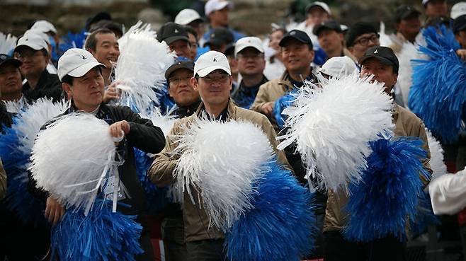 2011년 신입사원 하계수련대회에서 응원하는 이재용 부회장