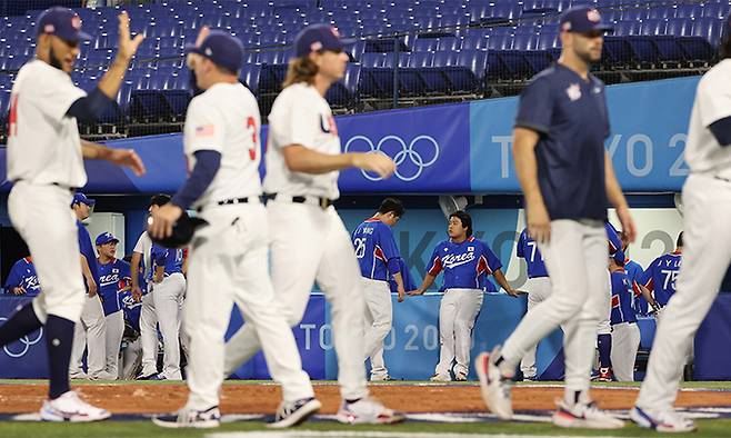 올림픽 야구 대표팀이 31일 일본 요코하마 스타디움에서 열린 도쿄올림픽 야구 B조 예선 미국과의 경기에서 패한 뒤 아쉬워하고 있다. 연합뉴스