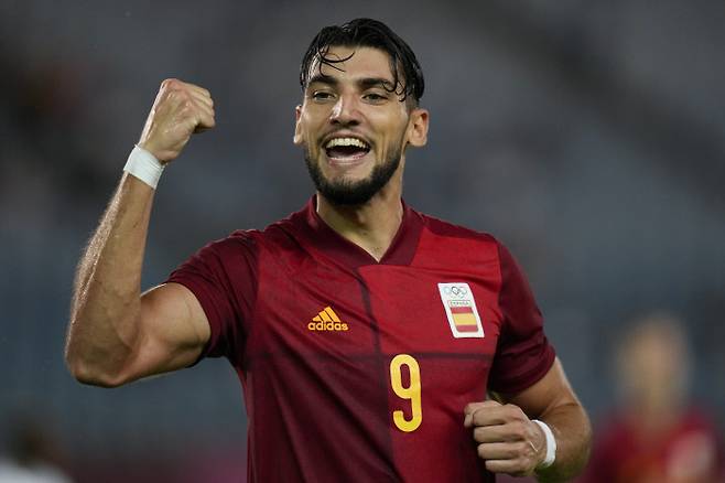 스페인의 라파 미르가 31일 일본 미야기 스타디움에서 열린 2020 도쿄올림픽 남자 축구 8강 코트디부아르와 경기에서 골을 넣은 뒤 기뻐하고 있다. 미야기 | AP연합뉴스