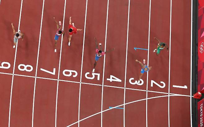 남자 100m 결승전에서 가장 먼저 결승선을 통과하는 마르셀 제이콥스(3번레인). 사진=AP PHOTO