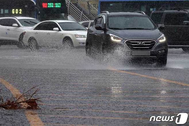 1일 오후 12시20분을 기해 전북 군산시에 호우주의보가 내려진 가운데, 어청도에는 57㎜의 폭우가 쏟아졌다./뉴스1