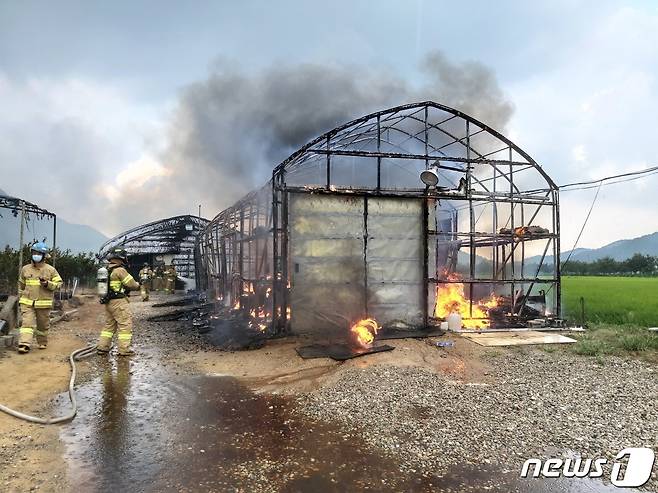 창원시 북면의 비닐하우스 농막에서 불이 나 30여분 만에 진화됐다(창원소방본부 제공)© 뉴스1