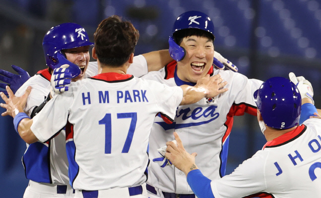 도쿄 올림픽 야구 대표팀 김현수(오른쪽 두번째)가 1일 요코하마 스타디움에서 열린 녹아웃 스테이지 도미니카 공화국 전에서 끝내기 안타를 친 후 기뻐하고 있다.  요코하마 | 연합뉴스