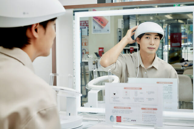 LG전자 모델이 서울 관악구 LG베스트샵 봉천점에 설치돼 있는 LG 프라엘 메디헤어 전용 체험공간에서 메디헤어를 착용해보고 있다. (사진=LG전자)
