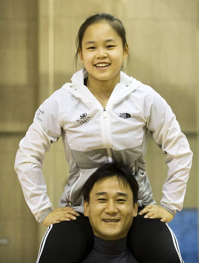 2018년 3월 20일 충북 진천선수촌 체조장에서 조선일보 인터뷰때 포즈를 취한 여홍철(아래)과 딸 여서정./김지호 기자