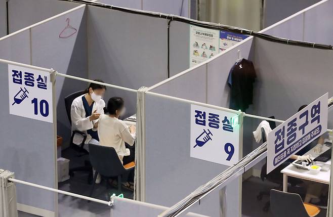서울 동작구 예방접종센터가 설치된 사당종합체육관에서 의료진이 시민에게 백신 접종을 하고 있다. /연합뉴스