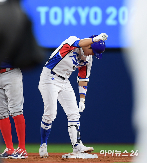 2020 도쿄올림픽 야구 대한민국 대 도미니카공화국의 녹아웃 스테이지 경기가 1일 일본 요코하마 스타디움에서 펼쳐졌다. 한국 허경민이 2회말 1사 2루타를 치고 기뻐하고 있다.