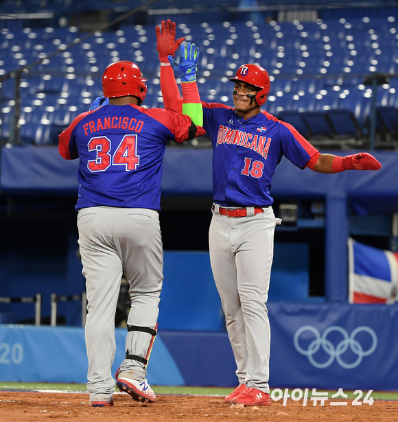 2020 도쿄올림픽 야구 대한민국 대 도미니카공화국의 녹아웃 스테이지 경기가 1일 일본 요코하마 스타디움에서 펼쳐졌다. 4회초 도미니카공화국 프란시스코가 2점 홈런을 날린 후 기뻐하고 있다.