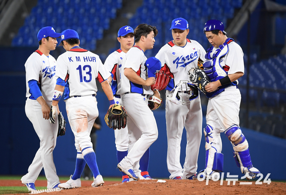 2020 도쿄올림픽 야구 대한민국 대 도미니카공화국의 녹아웃 스테이지 경기가 1일 일본 요코하마 스타디움에서 펼쳐졌다. 한국 고우석이 7회초 1사 마운드를 오르고 있다.