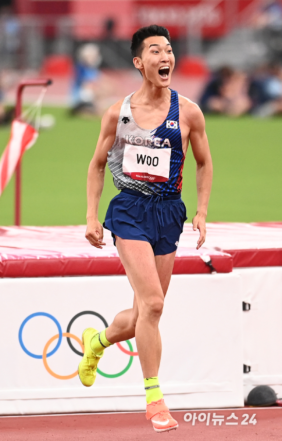 한국 육상 우상혁이 1일 오후 일본 도쿄 올림픽스타디움에서 열린 2020 도쿄올림픽 육상 남자 높이뛰기 결선에 출전해 2ｍ35 1차 시기를 성공해 한국신기록을 기록하고 기뻐하고 있다. 우상혁은 한국 육상 트랙-필드 사상 올림픽 최고 성적인 4위로 경기를 마무리했다.
