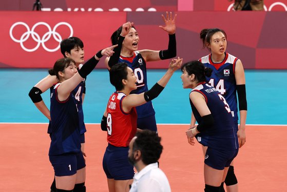 31일 열린 일본전에서 승리한 여자 배구 대표팀. [올림픽사진공동취재단]