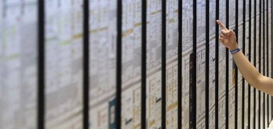 서울 코엑스에서 열린 취업박람회에서 한 취업준비생이 채용 공고를 손으로 가리키고 있다. [중앙포토]