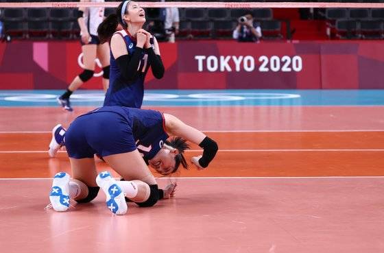 31일 일본 아리아케 아레나에서 열린 도쿄올림픽 여자 배구 A조 조별리그 한국과 일본의 경기에서 한국이 득점하자 김연경이 기뻐하고 있다. 연합뉴스