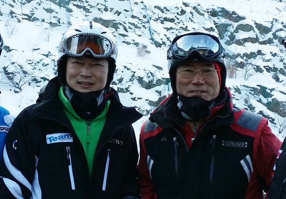 박종원 회장(오른쪽)은 업무적으로 부족한 부분을 단련시켜 주신 고마운 멘토다. 업무적으로는 단호하면서도 개인적인 배려도 잊지 않으셨다. 겨울이면 주말마다 직원들과 스키장에 다니며 스키를 가르쳐주셨다.[사진 박헌정]