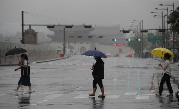 우산을 쓴 시민들이 서울 광화문 사거리를 지나고 있다. /사진=연합뉴스
