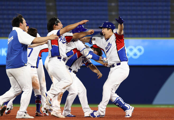 김현수(오른쪽)가 1일 일본 요코하마 스타디움에서 열린 2020 도쿄 올림픽 야구 도미니카공화국전 9회말 2사 3루에서 끝내기 안타를 친 후 환호하고 있다.    요코하마 | 연합뉴스