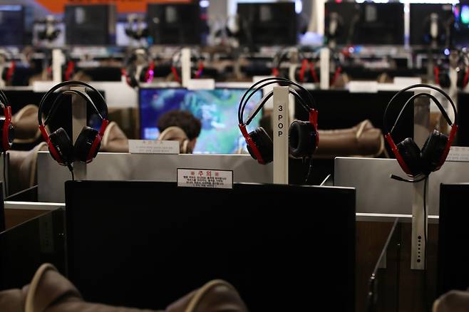 South Koreans play games at an internet cafe known as "PC bang" in Seoul. (Yonhap)