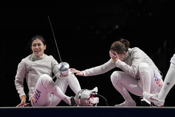 Kim Ji-yeon, left, reacts after scoring the last point of the women's sabre team bronze medal match against Rossella Gregorio of Italy, winning the bronze medal at the 2020 Summer Olympics on July 31 in Chiba, Japan. [AP/ YONHAP]