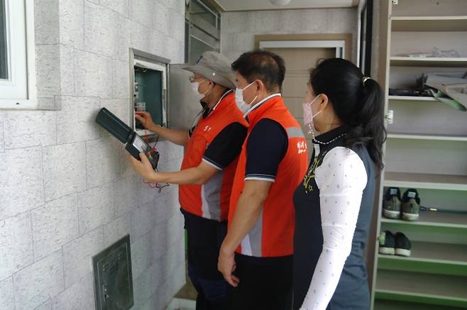 경북안전기동대가 지난달 30일 영천 지역 사회복지시설에서 전기안전점검을 실시하고 있다.(사진=경북도 제공)2021.8.1.
