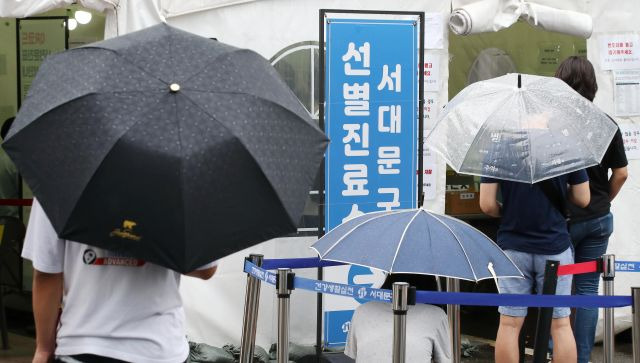 1일 오후 서울 서대문구 보건소에 마련된 임시선별검사소를 찾은 시민들이 검사를 기다리고 있다. 중앙방역대책본부는 이날 0시 기준으로 신규 확진자가 1442명 늘어 누적 19만9787명이라고 밝혔다. 연합뉴스