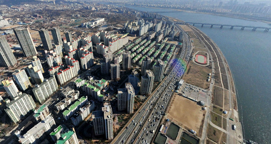 총 5개 아파트 단지가 통합리모델링을 추진 중인 서울 동부이촌동 일대. [사진 = 네이버 항공사진]