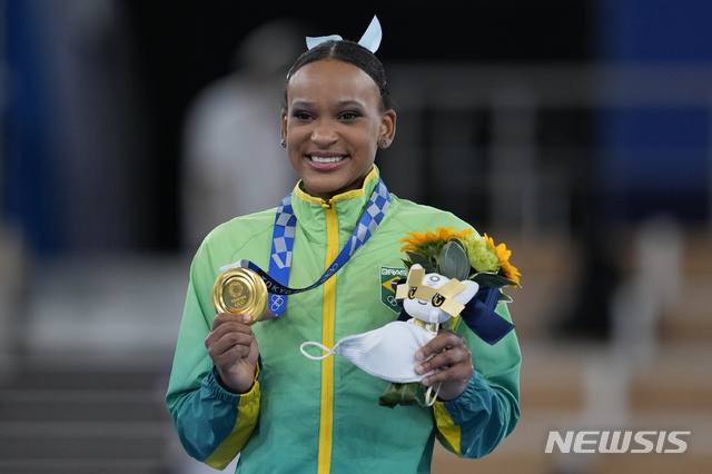 [도쿄=AP/뉴시스] 1일 여자체조 도마 결선에서 1위를 한 브라질의 레베카 안드라데가 금메달을 목에 걸고 포즈흘 취하고 있다. 개인종합 은메달에 이은 두번째 메달이다