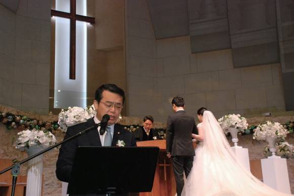 큰딸의 결혼식 날 임재훈 전 의원이 하객들에게 인사 말을 하고 있다.ⓒ임재훈 전 의원 제공