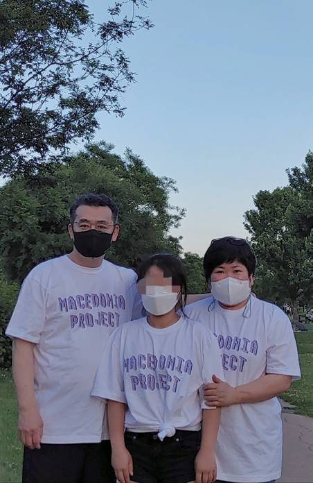 지난해 입양한 막내딸과 같은 티셔츠를 입고 포즈를 취한 임재훈 전 의원 부부ⓒ임재훈 전 의원 제공